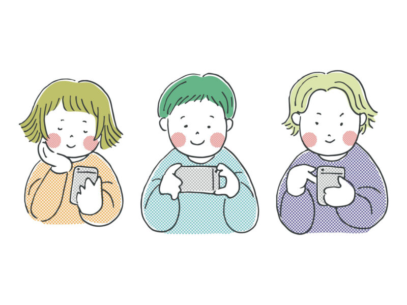 スマホを見る子ども